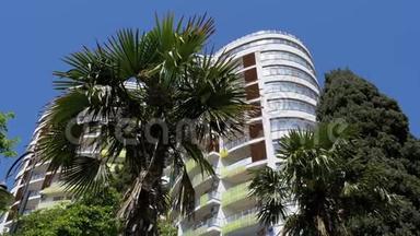 现代<strong>多层酒店</strong>和蓝天棕榈树
